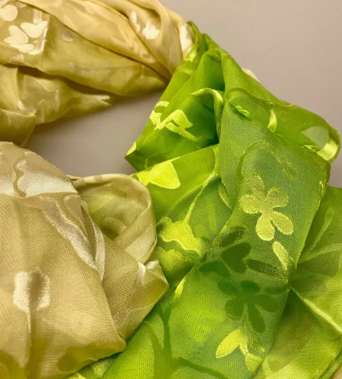 Silkesatin Tørklæde Reliefmønster - Æblegrønt, satin, ausbrenner, brændt, ætset, mønster, relief, specielt, særligt, flot, yndigt, frisk, grøn, silke, smukt, fed, blank, biti, ribe, unikt, unika