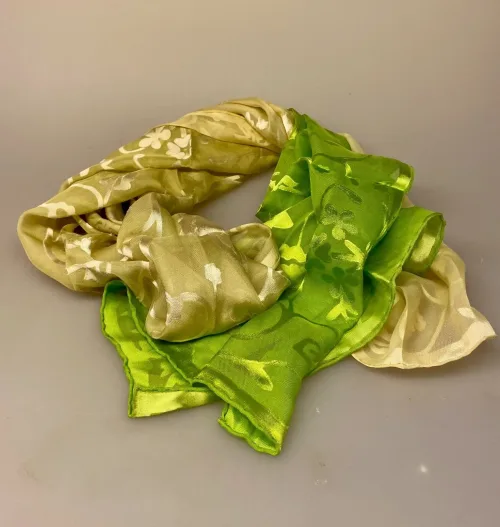 Silkesatin Tørklæde Reliefmønster - Æblegrønt, satin, ausbrenner, brændt, ætset, mønster, relief, specielt, særligt, flot, yndigt, frisk, grøn, silke, smukt, fed, blank, biti, ribe, unikt, unika