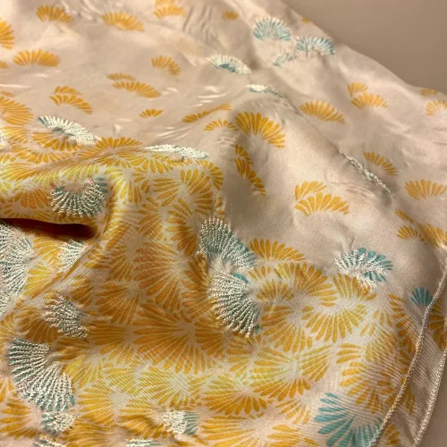 Silketørklæde 5518 med Broderi - Beige Gul Turkis, silketørklæde, ren, ægte, silke, glat, trykt, mønster, print, broderi, broderet, særligt, specielt, flot, kvalitet, elegant, damet, feminint, smukt, yndigt, sjal, tørklæde, biti, ribe