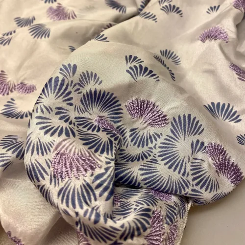 Silketørklæde 5518 med Broderi - Hvid Blå Lilla, silketørklæde, ren, ægte, silke, glat, trykt, mønster, print, broderi, broderet, særligt, specielt, flot, kvalitet, elegant, damet, feminint, smukt, yndigt, sjal, tørklæde, biti, ribe