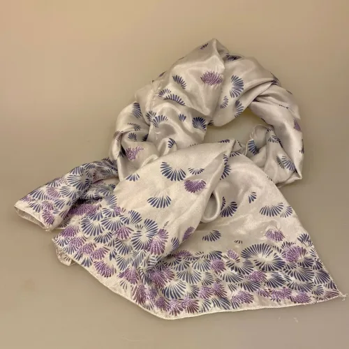 Silketørklæde 5518 med Broderi - Hvid Blå Lilla, silketørklæde, ren, ægte, silke, glat, trykt, mønster, print, broderi, broderet, særligt, specielt, flot, kvalitet, elegant, damet, feminint, smukt, yndigt, sjal, tørklæde, biti, ribe