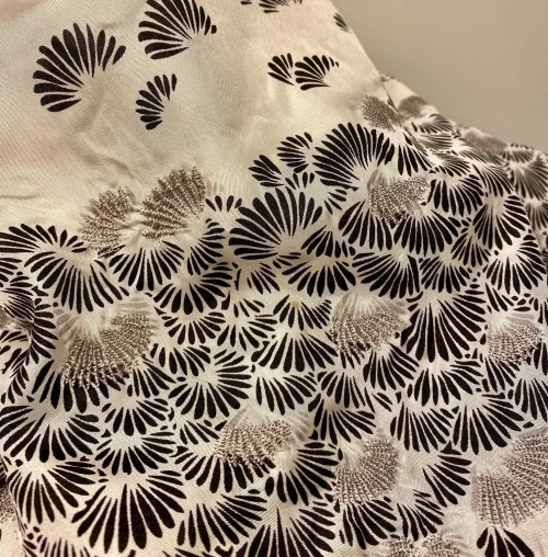 Silketørklæde 5518 med Broderi - Hvid Sort Grå, silketørklæde, ren, ægte, silke, glat, trykt, mønster, print, broderi, broderet, særligt, specielt, flot, kvalitet, elegant, damet, feminint, smukt, yndigt, sjal, tørklæde, biti, ribe