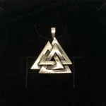 Sølv Vedhæng Valknut Kraftig, valknoot, valknude, valknot, amulet, magisk, tre, ni, magisk, stærkt, tegn, symbol, rollespil, vikingetegn, runer, runeskrift, trekanter, trekantet, symbol, tegn, motiv, vikingetid, fund, original, fund, runesten, ribe, museumssmykke, museums, smykke, vehdæhn, sølv, ægte, sterling sølv, biti, ansgar, udgravninger, gaveide, gave