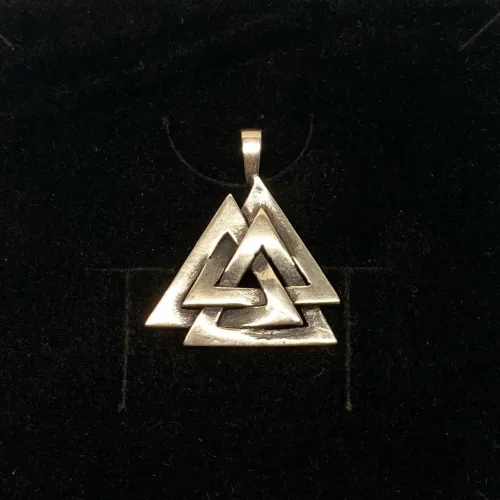 Sølv Vedhæng Valknut Kraftig, valknoot, valknude, valknot, amulet, magisk, tre, ni, magisk, stærkt, tegn, symbol, rollespil, vikingetegn, runer, runeskrift, trekanter, trekantet, symbol, tegn, motiv, vikingetid, fund, original, fund, runesten, ribe, museumssmykke, museums, smykke, vehdæhn, sølv, ægte, sterling sølv, biti, ansgar, udgravninger, gaveide, gave