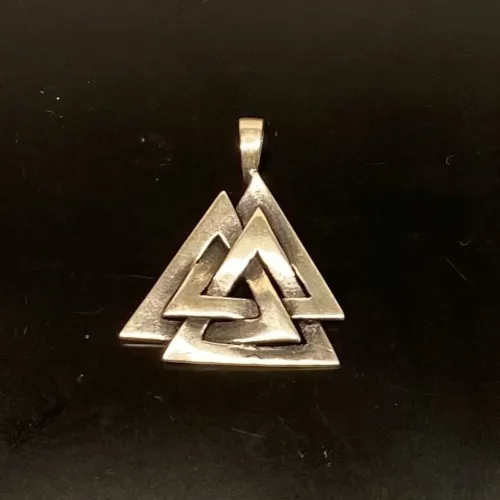 Sølv Vedhæng Valknut Kraftig, valknoot, valknude, valknot, amulet, magisk, tre, ni, magisk, stærkt, tegn, symbol, rollespil, vikingetegn, runer, runeskrift, trekanter, trekantet, symbol, tegn, motiv, vikingetid, fund, original, fund, runesten, ribe, museumssmykke, museums, smykke, vehdæhn, sølv, ægte, sterling sølv, biti, ansgar, udgravninger, gaveide, gave