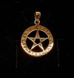 Vikinge Vedhæng i Bronze - Stjerne med Runer, pentagram, det gyldne snit, æstetik, symmetri, matematik, magisk, amulet, beskytter, den gode, stjerne, bronze, gylden, runer, runeskrift, hemmelige, symbol, de fem elementer, let, flot, smuk, kobber, ægte, astrologi, biti, ribe