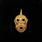 Vikingevedhæng i Bronze - Loke Krigermaske, loke, loki, halvgud, aser, asgård, udgårdsloke, amulet, snu, intelligent, flot, magisk, amulet, kløgtig, vikingesmykker, gylden, bronze, original, ægte, museumssmykker, kopi, fund, vikinger, mytologi, nordisk, guder, historiske, biti, ribe