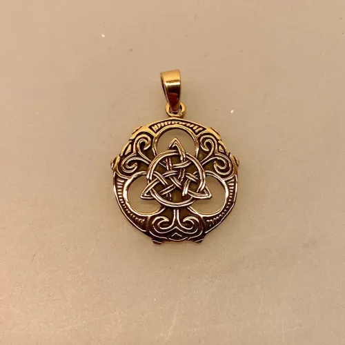 Vikingevedhæng i Bronze - Rundt med Triskele i Fletværk, BRA 467, bronzevedhæng, guld, bronze, gylden, kobber, evighedsflet, triscal, trekant, cirkel, fletværk, magiske, tre, tallet, flot, sirlig, delikat, symbolsk, magisk, amulet, smykke, sterling, sølv, ægte, original, vikinger, museumssmykke, fund, kopi, udgravninger, vikingetiden, keltisk, fletværk, evigheden, biti, ribe, borrestil