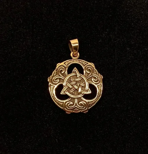 Vikingevedhæng i Bronze - Rundt med Triskele i Fletværk, BRA 467, bronzevedhæng, guld, bronze, gylden, kobber, evighedsflet, triscal, trekant, cirkel, fletværk, magiske, tre, tallet, flot, sirlig, delikat, symbolsk, magisk, amulet, smykke, sterling, sølv, ægte, original, vikinger, museumssmykke, fund, kopi, udgravninger, vikingetiden, keltisk, fletværk, evigheden, biti, ribe, borrestil