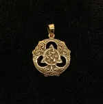 Vikingevedhæng i Bronze - Rundt med Triskele i Fletværk, BRA 467, bronzevedhæng, guld, bronze, gylden, kobber, evighedsflet, triscal, trekant, cirkel, fletværk, magiske, tre, tallet, flot, sirlig, delikat, symbolsk, magisk, amulet, smykke, sterling, sølv, ægte, original, vikinger, museumssmykke, fund, kopi, udgravninger, vikingetiden, keltisk, fletværk, evigheden, biti, ribe, borrestil