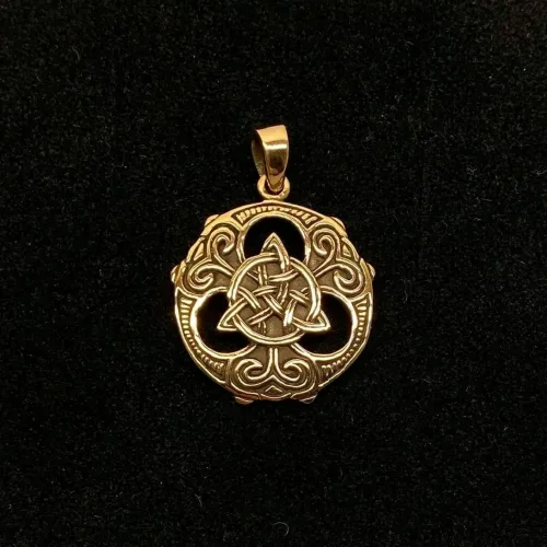 Vikingevedhæng i Bronze - Rundt med Triskele i Fletværk, BRA 467, bronzevedhæng, guld, bronze, gylden, kobber, evighedsflet, triscal, trekant, cirkel, fletværk, magiske, tre, tallet, flot, sirlig, delikat, symbolsk, magisk, amulet, smykke, sterling, sølv, ægte, original, vikinger, museumssmykke, fund, kopi, udgravninger, vikingetiden, keltisk, fletværk, evigheden, biti, ribe, borrestil