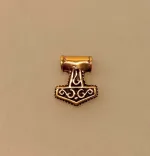 Vikingevedhæng i Bronze - Thorshammer Lille Kraftig, bronze, guld, kobber, gylden, tyk, chunky, maskulin, lille, kraftig, flot, vikingesmykke, museumssmykker, kopi, ægte, original, massiv, dansk, tordenguden, aser, asgård, asatro, nordiske, mytologi, gamle, historiske, biti, ribe