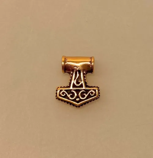 Vikingevedhæng i Bronze - Thorshammer Lille Kraftig, bronze, guld, kobber, gylden, tyk, chunky, maskulin, lille, kraftig, flot, vikingesmykke, museumssmykker, kopi, ægte, original, massiv, dansk, tordenguden, aser, asgård, asatro, nordiske, mytologi, gamle, historiske, biti, ribe