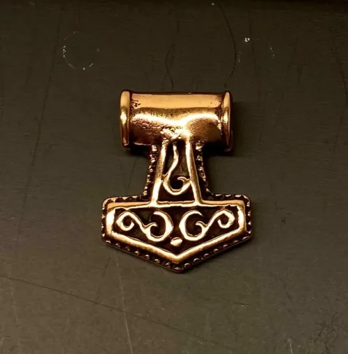 Vikingevedhæng i Bronze - Thorshammer Lille Kraftig, bronze, guld, kobber, gylden, tyk, chunky, maskulin, lille, kraftig, flot, vikingesmykke, museumssmykker, kopi, ægte, original, massiv, dansk, tordenguden, aser, asgård, asatro, nordiske, mytologi, gamle, historiske, biti, ribe