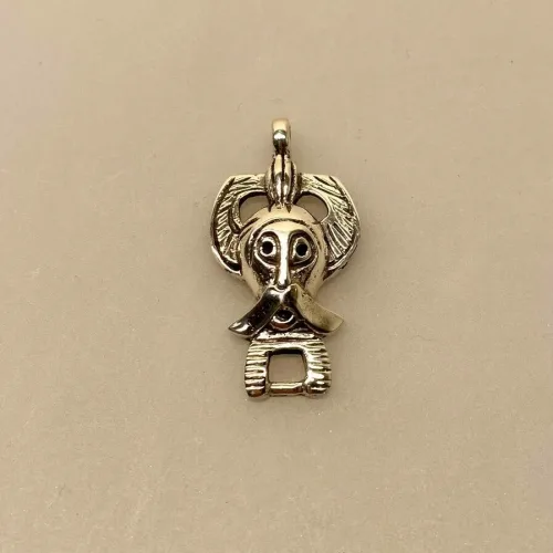 Vikingevedhæng i Sølv - Odin, ribe, odin, øverste, gud, as, aser, vikinger, vikingegud, gamle, nordiske, guder, asgård, midgård, vikingetro, vikingesmykker, vikingefund, vikingetiden, smykker, fund, udgravninger, århusmasken, Aarhusmasken, sølvvedhæng, ægte, original, sterling sølv, ribe, ansgar, museumssmykker, moesgaard, museum, ældste, by, biti, domkirke, museums, kopismykker, kopi, danefæ