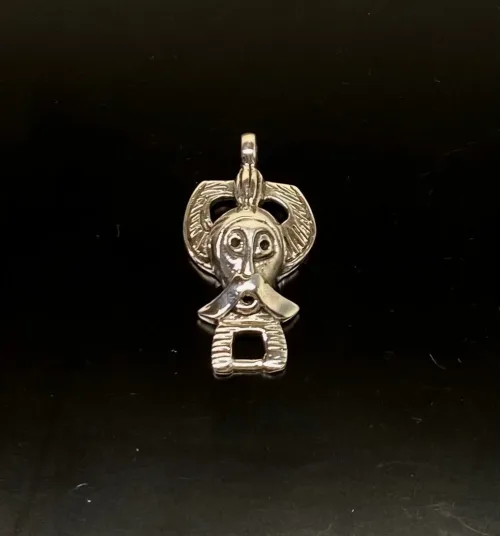 Vikingevedhæng i Sølv - Odin, ribe, odin, øverste, gud, as, aser, vikinger, vikingegud, gamle, nordiske, guder, asgård, midgård, vikingetro, vikingesmykker, vikingefund, vikingetiden, smykker, fund, udgravninger, århusmasken, Aarhusmasken, sølvvedhæng, ægte, original, sterling sølv, ribe, ansgar, museumssmykker, moesgaard, museum, ældste, by, biti, domkirke, museums, kopismykker, kopi, danefæ