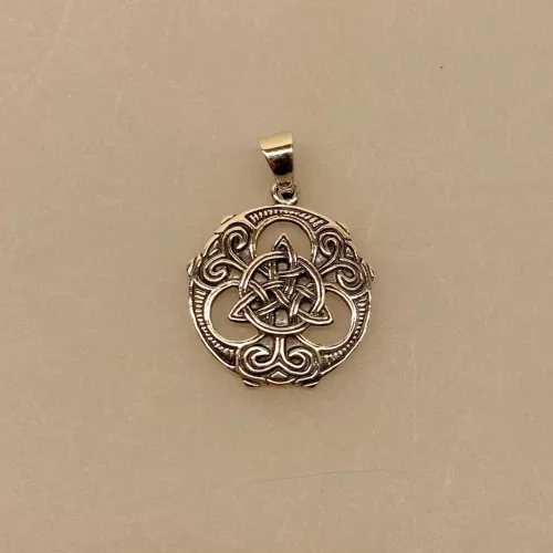 Vikingevedhæng i Sølv - Rundt med Triskele i Cirkel, triscal, trekant, cirkel, fletværk, magiske, tre, tallet, flot, sirlig, delikat, symbolsk, magisk, amulet, smykke, sterling, sølv, ægte, original, vikinger, museumssmykke, fund, kopi, udgravninger, vikingetiden, keltisk, fletværk, evigheden, biti, ribe