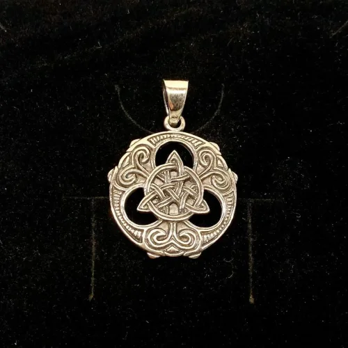 Vikingevedhæng i Sølv - Rundt med Triskele i Cirkel, triscal, trekant, cirkel, fletværk, magiske, tre, tallet, flot, sirlig, delikat, symbolsk, magisk, amulet, smykke, sterling, sølv, ægte, original, vikinger, museumssmykke, fund, kopi, udgravninger, vikingetiden, keltisk, fletværk, evigheden, biti, ribe