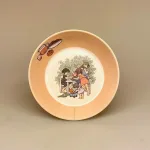 Alle Vi Børn i Bulderby - Dyb Tallerken, Alle Vi Børn i Bulderby - sæt 3 dele, småland, svensk, klassikere, børnebøger, billedbog, servie, til børn, barnedåb, barselsgave, baby shower, dåbsgave, gaveide, til de små, den lille ny, børneservice, tallerken, skål kop, tudkop, biti, ribe