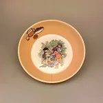 Alle Vi Børn i Bulderby - Dyb Tallerken, Alle Vi Børn i Bulderby - sæt 3 dele, småland, svensk, klassikere, børnebøger, billedbog, servie, til børn, barnedåb, barselsgave, baby shower, dåbsgave, gaveide, til de små, den lille ny, børneservice, tallerken, skål kop, tudkop, biti, ribe