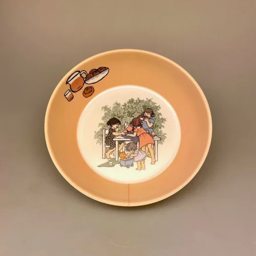 Alle Vi Børn i Bulderby - Dyb Tallerken, Alle Vi Børn i Bulderby - sæt 3 dele, småland, svensk, klassikere, børnebøger, billedbog, servie, til børn, barnedåb, barselsgave, baby shower, dåbsgave, gaveide, til de små, den lille ny, børneservice, tallerken, skål kop, tudkop, biti, ribe