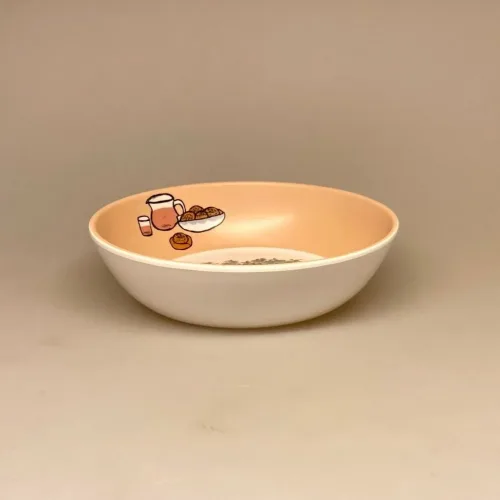 Alle Vi Børn i Bulderby - Dyb Tallerken, Alle Vi Børn i Bulderby - sæt 3 dele, småland, svensk, klassikere, børnebøger, billedbog, servie, til børn, barnedåb, barselsgave, baby shower, dåbsgave, gaveide, til de små, den lille ny, børneservice, tallerken, skål kop, tudkop, biti, ribe