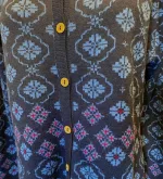 Alpaka Cardigan - Ana Lang med Rund Hals - Blå, lang, strik, strikjakke, cardigan, trøje, med, knapper, nydelig, ekstravagant, kvalitet, top, lækker, skøn, smuk, bå, farver, kongeblå, royal, cobolt, kobolt, alpaca, cashmere, stilfuld, klædelig, biti, ribe