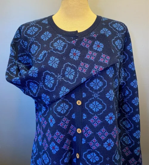 Alpaka Cardigan - Ana Lang med Rund Hals - Blå, lang, strik, strikjakke, cardigan, trøje, med, knapper, nydelig, ekstravagant, kvalitet, top, lækker, skøn, smuk, bå, farver, kongeblå, royal, cobolt, kobolt, alpaca, cashmere, stilfuld, klædelig, biti, ribe