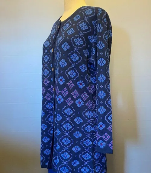 Alpaka Cardigan - Ana Lang med Rund Hals - Blå, lang, strik, strikjakke, cardigan, trøje, med, knapper, nydelig, ekstravagant, kvalitet, top, lækker, skøn, smuk, bå, farver, kongeblå, royal, cobolt, kobolt, alpaca, cashmere, stilfuld, klædelig, biti, ribe