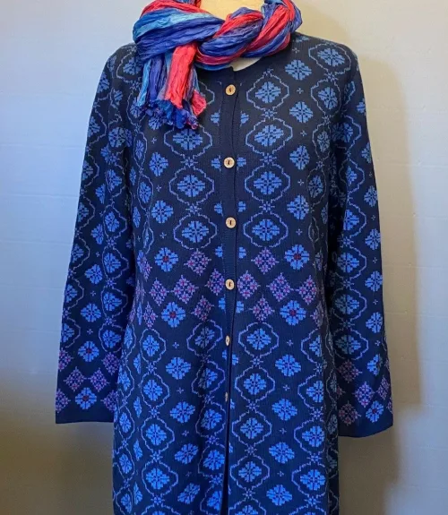 Alpaka Cardigan - Ana Lang med Rund Hals - Blå, lang, strik, strikjakke, cardigan, trøje, med, knapper, nydelig, ekstravagant, kvalitet, top, lækker, skøn, smuk, bå, farver, kongeblå, royal, cobolt, kobolt, alpaca, cashmere, stilfuld, klædelig, biti, ribe