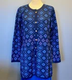 Alpaka Cardigan - Ana Lang med Rund Hals - Blå, lang, strik, strikjakke, cardigan, trøje, med, knapper, nydelig, ekstravagant, kvalitet, top, lækker, skøn, smuk, bå, farver, kongeblå, royal, cobolt, kobolt, alpaca, cashmere, stilfuld, klædelig, biti, ribe