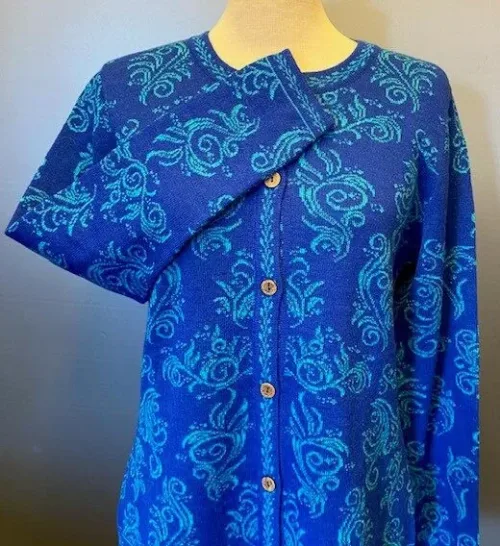 Alpaka Cardigan - Maria med Rund Hals Kongeblå, cobolt, kobolt, nivea, klar, royal, blue, blå, jaquard, alpaca, lama, uld, lækker, bedste, kvalitet, babyalpaka, cashmere, jaquardstrikket, strikjakke, elegant, let, varm, særlig, smuk, flot, sporty, damestrik, gave, figur, timeglas, klædelig, design, biti, ribe