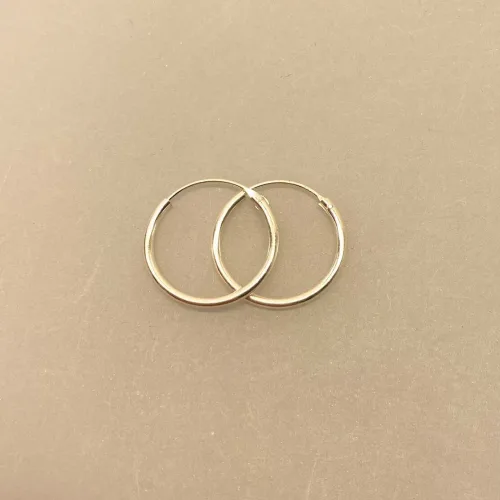 Creoler i Sølv Ø 18 mm Glatte Hoops - 1,5 mm, sø 1518, små, tynde, enkle, basic, klassiske, diskrete, hverdags, øreringe, runde, ren, ægte, sterling, sølv, lyse, blanke, billige, stine a, pico, sølvøreringe, creoler, hoops, biti, ribe, parpriser, tilbud, cool,