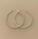 Creoler i sølv Ø 40 mm Hoops af Kugler, store, kraftige, chunky, statement, markante, elegante, sø 100-5, kuglemønster, tynde, særlige, flotte, specielle, hoops, creoler, runde, øreringe, ørenringe, stine a, jane kønig, enamel, cph, sandlau, maanesten, lys sølv, ægte, sterling, sølv, ren, 925, lette, at lukke, stilige, simple, billige, tilbud, parpris, sæt, biti, ribe,