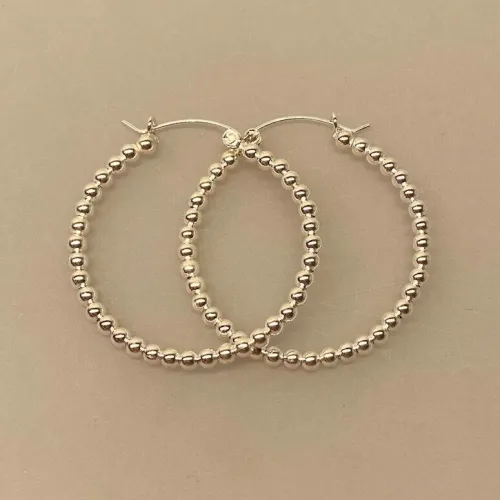Creoler i sølv Ø 40 mm Hoops af Kugler, store, kraftige, chunky, statement, markante, elegante, sø 100-5, kuglemønster, tynde, særlige, flotte, specielle, hoops, creoler, runde, øreringe, ørenringe, stine a, jane kønig, enamel, cph, sandlau, maanesten, lys sølv, ægte, sterling, sølv, ren, 925, lette, at lukke, stilige, simple, billige, tilbud, parpris, sæt, biti, ribe,