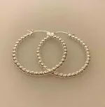 Creoler i sølv Ø 40 mm Hoops af Kugler, store, kraftige, chunky, statement, markante, elegante, sø 100-5, kuglemønster, tynde, særlige, flotte, specielle, hoops, creoler, runde, øreringe, ørenringe, stine a, jane kønig, enamel, cph, sandlau, maanesten, lys sølv, ægte, sterling, sølv, ren, 925, lette, at lukke, stilige, simple, billige, tilbud, parpris, sæt, biti, ribe,