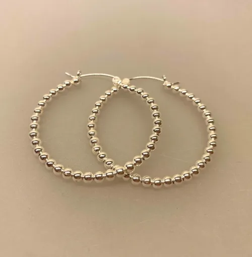Creoler i sølv Ø 40 mm Hoops af Kugler, store, kraftige, chunky, statement, markante, elegante, sø 100-5, kuglemønster, tynde, særlige, flotte, specielle, hoops, creoler, runde, øreringe, ørenringe, stine a, jane kønig, enamel, cph, sandlau, maanesten, lys sølv, ægte, sterling, sølv, ren, 925, lette, at lukke, stilige, simple, billige, tilbud, parpris, sæt, biti, ribe,