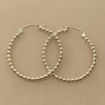 Creoler i sølv Ø 40 mm Hoops af Kugler, store, kraftige, chunky, statement, markante, elegante, sø 100-5, kuglemønster, tynde, særlige, flotte, specielle, hoops, creoler, runde, øreringe, ørenringe, stine a, jane kønig, enamel, cph, sandlau, maanesten, lys sølv, ægte, sterling, sølv, ren, 925, lette, at lukke, stilige, simple, billige, tilbud, parpris, sæt, biti, ribe,