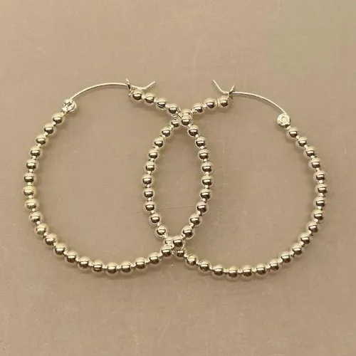 Creoler i sølv Ø 40 mm Hoops af Kugler, store, kraftige, chunky, statement, markante, elegante, sø 100-5, kuglemønster, tynde, særlige, flotte, specielle, hoops, creoler, runde, øreringe, ørenringe, stine a, jane kønig, enamel, cph, sandlau, maanesten, lys sølv, ægte, sterling, sølv, ren, 925, lette, at lukke, stilige, simple, billige, tilbud, parpris, sæt, biti, ribe,