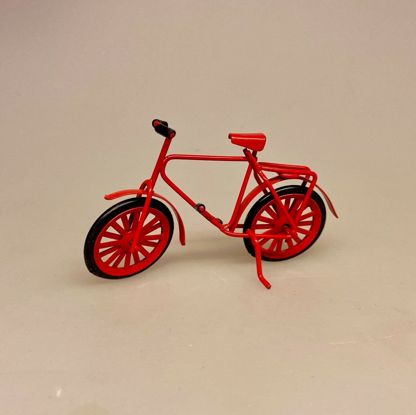 Kun én af Hver - Miniature Børnecykel, cykel, barnecykel, dukkehus, ting, til, tilbehør, legetøj, dukkehustilbehør, dukkehusting, sangskjuler, konfirmation, sjov, miniature, cykel, børn, biti, ribe, symbolsk, gave pigecykel, drengecykel, 1:12