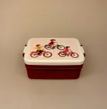 Madkasse - Dobbelt med Klemmer Lotta, madkasse, lotte, lotta, spetakkelmagergade, astrid lindgren, ilon, wikland, svensk, til børn, skole, børnehave, frokost, pause, madpakke, lækker, kvalitet, sød, fin, cykler, cykel, drenge, piger, biti, ribe