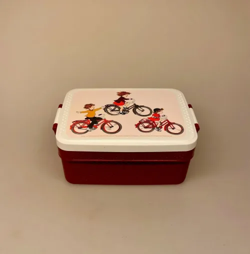 Madkasse - Dobbelt med Klemmer Lotta, madkasse, lotte, lotta, spetakkelmagergade, astrid lindgren, ilon, wikland, svensk, til børn, skole, børnehave, frokost, pause, madpakke, lækker, kvalitet, sød, fin, cykler, cykel, drenge, piger, biti, ribe