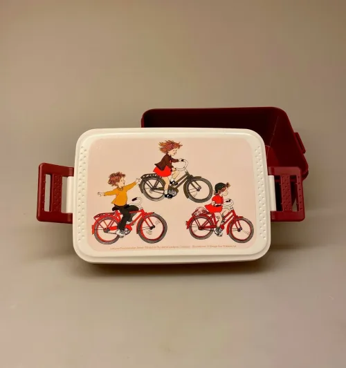 Madkasse - Dobbelt med Klemmer Lotta, madkasse, lotte, lotta, spetakkelmagergade, astrid lindgren, ilon, wikland, svensk, til børn, skole, børnehave, frokost, pause, madpakke, lækker, kvalitet, sød, fin, cykler, cykel, drenge, piger, biti, ribe