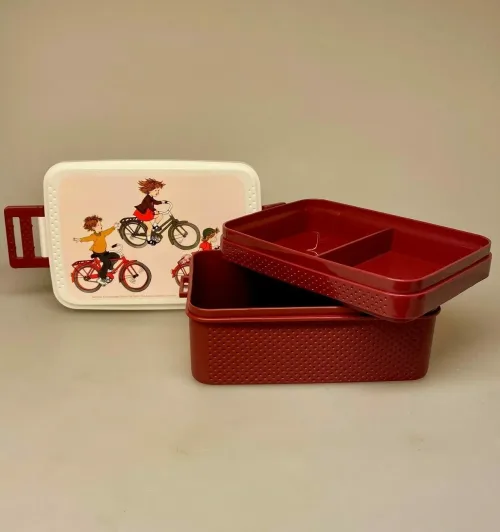 Madkasse - Dobbelt med Klemmer Lotta, madkasse, lotte, lotta, spetakkelmagergade, astrid lindgren, ilon, wikland, svensk, til børn, skole, børnehave, frokost, pause, madpakke, lækker, kvalitet, sød, fin, cykler, cykel, drenge, piger, biti, ribe