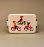 Madkasse - Dobbelt med Klemmer Lotta, madkasse, lotte, lotta, spetakkelmagergade, astrid lindgren, ilon, wikland, svensk, til børn, skole, børnehave, frokost, pause, madpakke, lækker, kvalitet, sød, fin, cykler, cykel, drenge, piger, biti, ribe