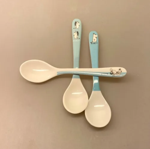 Melamin Skeer med Mumi - Lyseblå med Båd, Melamin Skeer med Mumi - Lyseblå, Melamin Ske med Mumi - Lyseblå, teske, mumudalen, mumitroldene, yoghurt, morgenmad, melaminskål, hus, mumimor, mumifar, service, børne, til børn, barnedåb, dåb, gave, baby, shower, mumin, moomi, mumi, mumitroldene, tove, jansson, samler, mumrik, lille, my, gave, dåbsgave, barselsgave, gaveide, fint, magisk, melamin, praktisk, pic, nic, sommerhus, børnehave, sødt, fint, biti, ribe, svensk, finsk