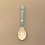 Melamin Ske med Mumi - Lyseblå, teske, mumudalen, mumitroldene, yoghurt, morgenmad, melaminskål, hus, mumimor, mumifar, service, børne, til børn, barnedåb, dåb, gave, baby, shower, mumin, moomi, mumi, mumitroldene, tove, jansson, samler, mumrik, lille, my, gave, dåbsgave, barselsgave, gaveide, fint, magisk, melamin, praktisk, pic, nic, sommerhus, børnehave, sødt, fint, biti, ribe, svensk, finsk