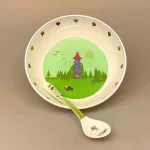 Melamin Tallerken Dyb - Mumi Grøn med Hus, skål, dyb, tallerken, yoghurt, morgenmad, melaminskål, hus, mumimor, mumifar, service, børne, til børn, barnedåb, dåb, gave, baby, shower, mumin, moomi, mumi, mumitroldene, tove, jansson, samler, mumrik, lille, my, gave, dåbsgave, barselsgave, gaveide, fint, magisk, melamin, praktisk, pic, nic, sommerhus, børnehave, sødt, fint, biti, ribe, svensk, finsk