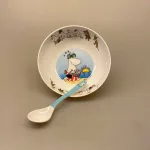 Melamin Ske med Mumi - Lysegrøn, Melamin Tallerken Dyb - Mumi Snorkfrøkenen, skål, dyb, tallerken, yoghurt, morgenmad, melaminskål, hus, mumimor, mumifar, service, børne, til børn, barnedåb, dåb, gave, baby, shower, mumin, moomi, mumi, mumitroldene, tove, jansson, samler, mumrik, lille, my, gave, dåbsgave, barselsgave, gaveide, fint, magisk, melamin, praktisk, pic, nic, sommerhus, børnehave, sødt, fint, biti, ribe, svensk, finsk