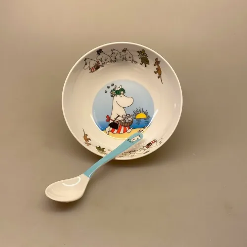 Melamin Ske med Mumi - Lysegrøn, Melamin Tallerken Dyb - Mumi Snorkfrøkenen, skål, dyb, tallerken, yoghurt, morgenmad, melaminskål, hus, mumimor, mumifar, service, børne, til børn, barnedåb, dåb, gave, baby, shower, mumin, moomi, mumi, mumitroldene, tove, jansson, samler, mumrik, lille, my, gave, dåbsgave, barselsgave, gaveide, fint, magisk, melamin, praktisk, pic, nic, sommerhus, børnehave, sødt, fint, biti, ribe, svensk, finsk